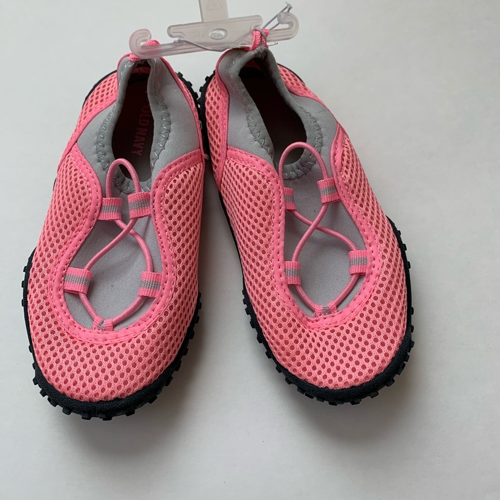 Old navy swim shoes 💦 👟